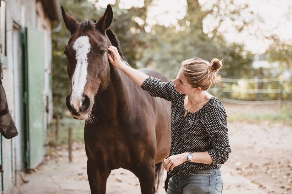 Frau und Pferd